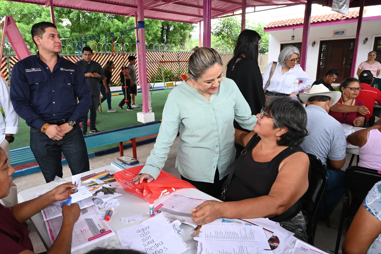 Dra. Flor Marina en taller de alfabetización situada