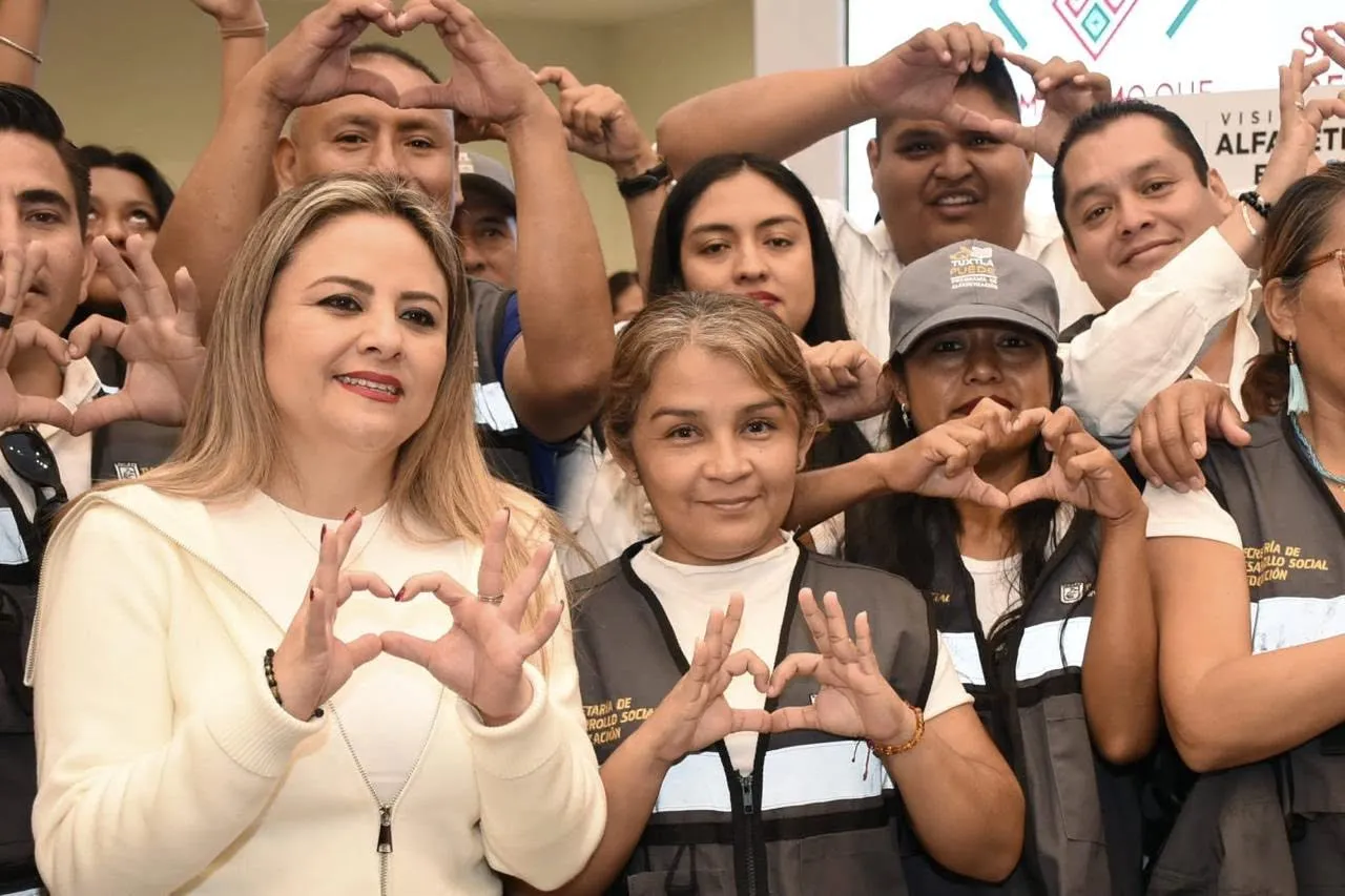 Dra. Flor Marina Bermúdez con equipo de alfabetizadores de Chiapas Puede