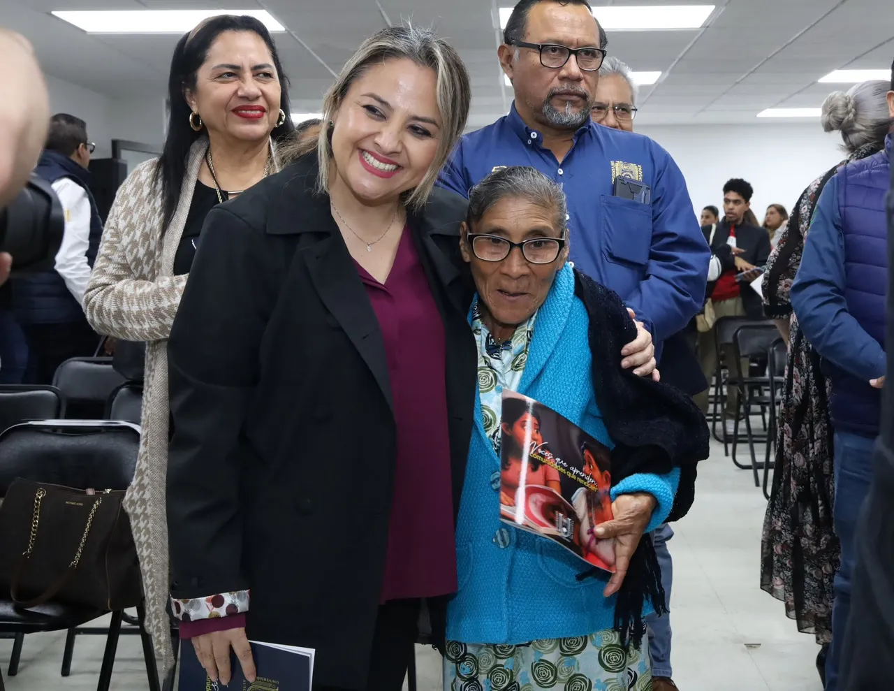 Dra. Flor Marina Bermúdez acompañando a graduada de alfabetización